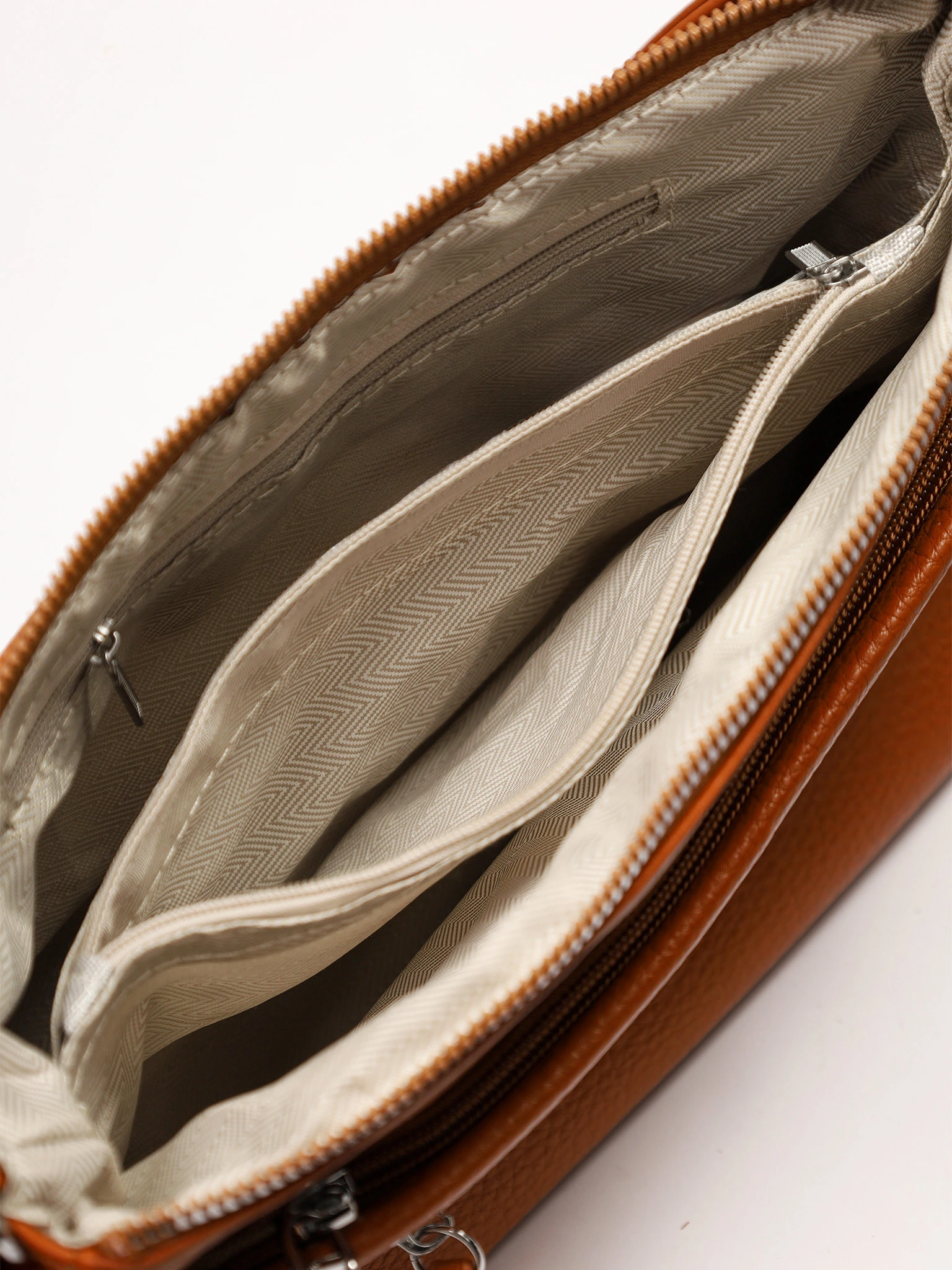 Сумка-кроссбоди с декоративным пуллером в ассортименте